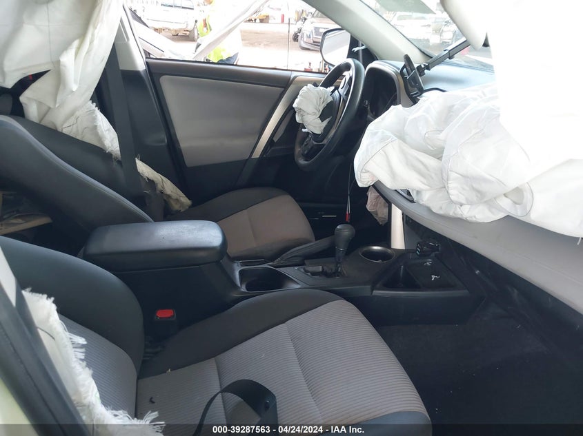 2015 TOYOTA RAV4 LE - JTMZFREVXFD076213