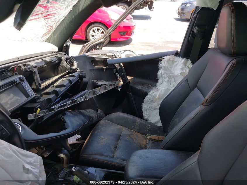 VIN JTMNFREV4JJ165431 2018 TOYOTA RAV4 SE