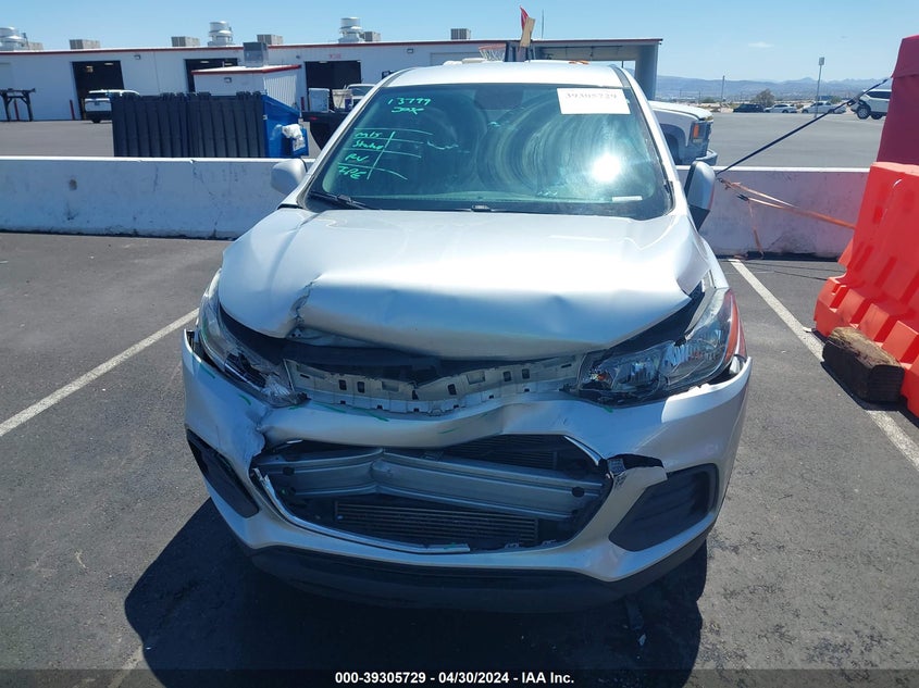 VIN KL7CJKSB1JB721855 2018 CHEVROLET TRAX LS