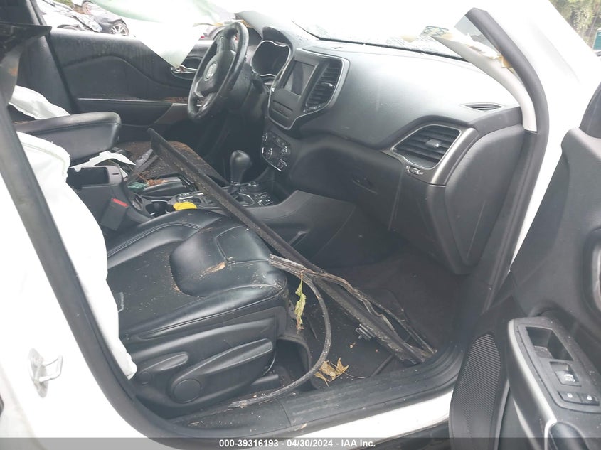 VIN 1C4PJMLB1KD181394 2019 JEEP CHEROKEE LATITUDE PLUS 4X4