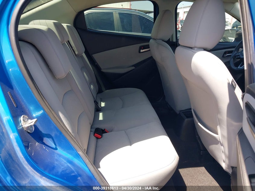 VIN 3MYDLBYV1KY523588 2019 TOYOTA YARIS LE