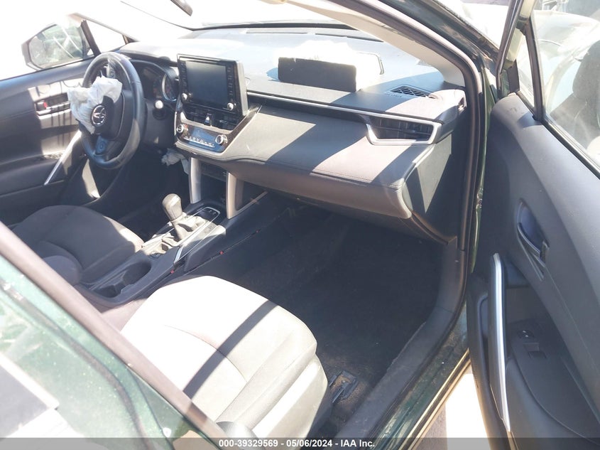 2022 Toyota Corolla Cross Le VIN: 7MUBAABG2NV010450 Lot: 39329569