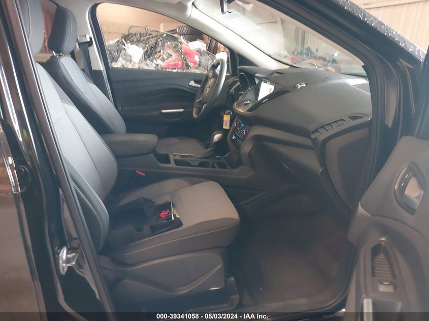 VIN 1FMCU9GDXJUB33885 2018 FORD ESCAPE SE