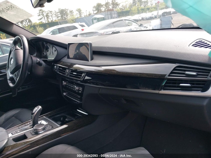 2018 BMW X5 VIN: 5UXKR0C5XJ0Y04022