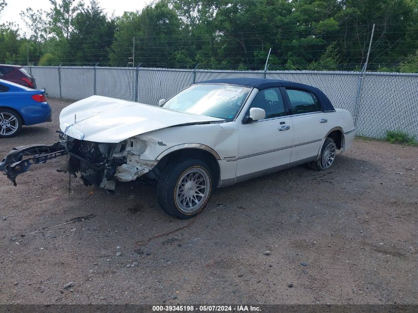 2000 Lincoln Town Car Signature VIN: 1LNHM82W4YY884508 Lot: 39345198