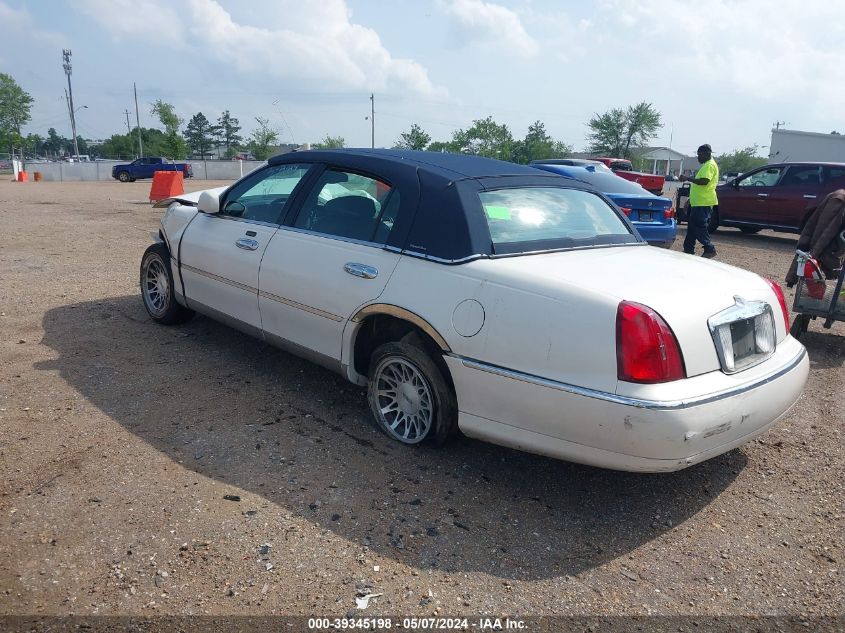 2000 Lincoln Town Car Signature VIN: 1LNHM82W4YY884508 Lot: 39345198