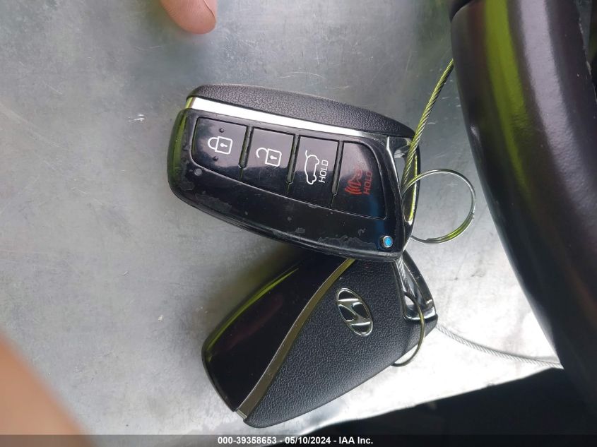 2018 Hyundai Santa Fe Sport 2.4L VIN: 5XYZUDLB2JG565670 Lot: 39358653