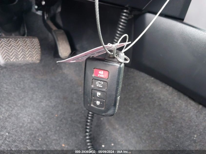 2017 TOYOTA RAV4 XLE - JTMRFREV0HJ174400