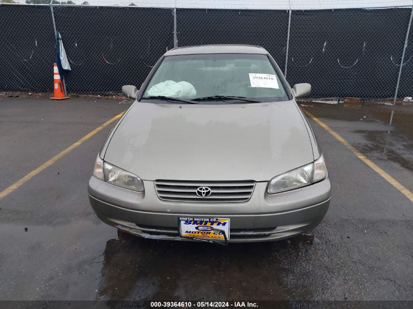 1998 Toyota Camry Le VIN: 4T1BG22K9WU282411 Lot: 39364610