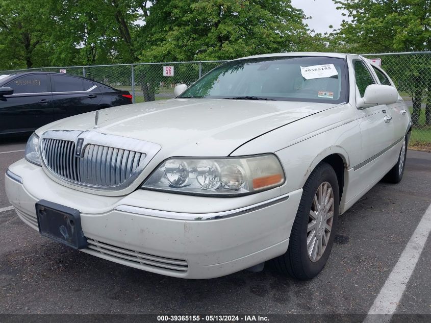 2003 Lincoln Town Car Signature VIN: 1LNHM82W53Y705224 Lot: 39365155