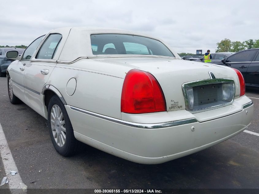 2003 Lincoln Town Car Signature VIN: 1LNHM82W53Y705224 Lot: 39365155