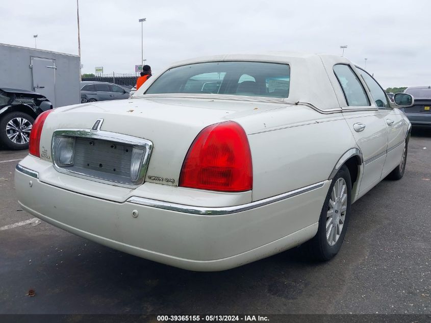 2003 Lincoln Town Car Signature VIN: 1LNHM82W53Y705224 Lot: 39365155