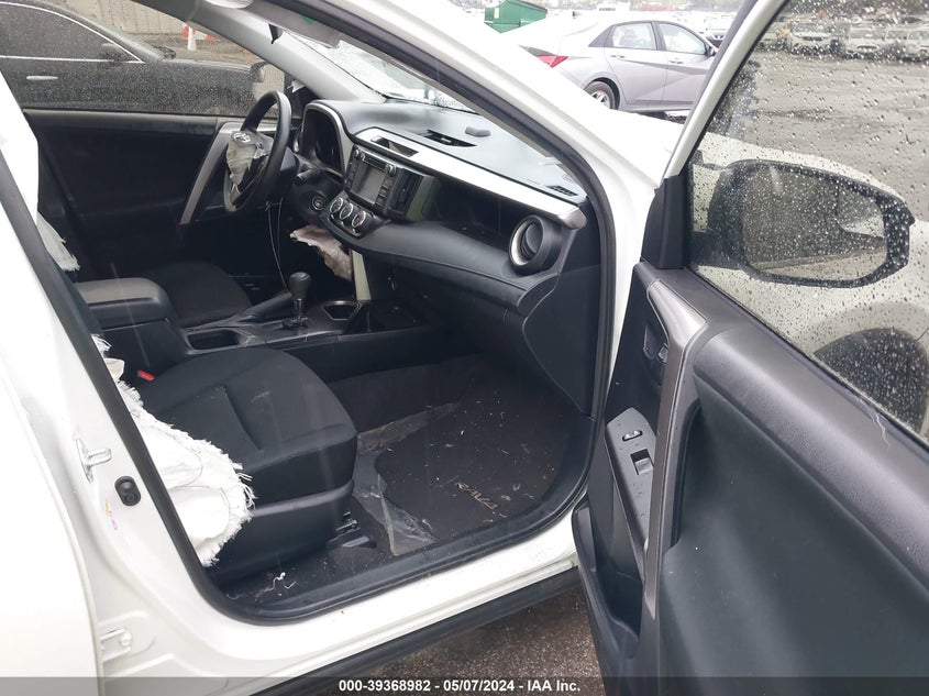 VIN JTMZFREV7JJ733981 2018 TOYOTA RAV4 LE