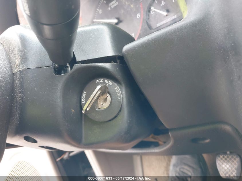 2001 Saturn Sl VIN: 1G8ZF52811Z260470 Lot: 39371633