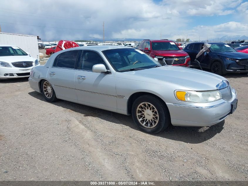 2001 Lincoln Town Car Signature VIN: 1LNHM82WX1Y607187 Lot: 39371808