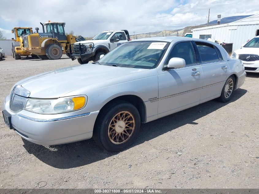 2001 Lincoln Town Car Signature VIN: 1LNHM82WX1Y607187 Lot: 39371808