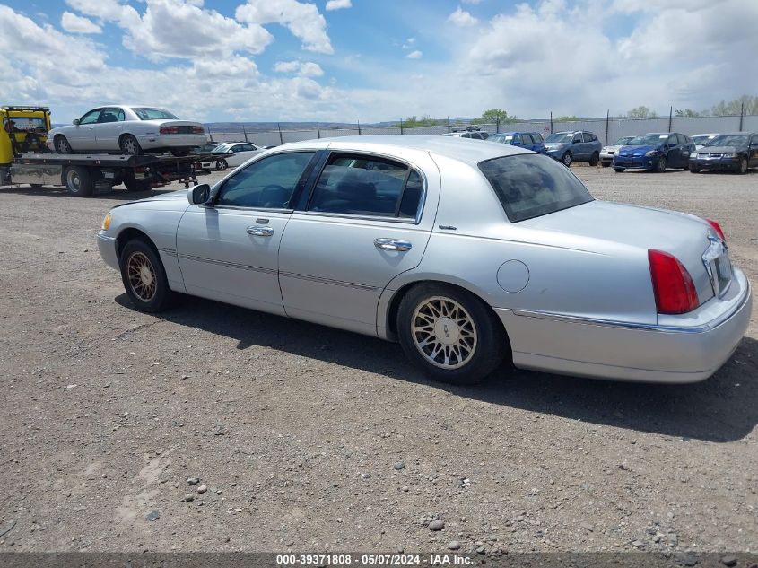 2001 Lincoln Town Car Signature VIN: 1LNHM82WX1Y607187 Lot: 39371808