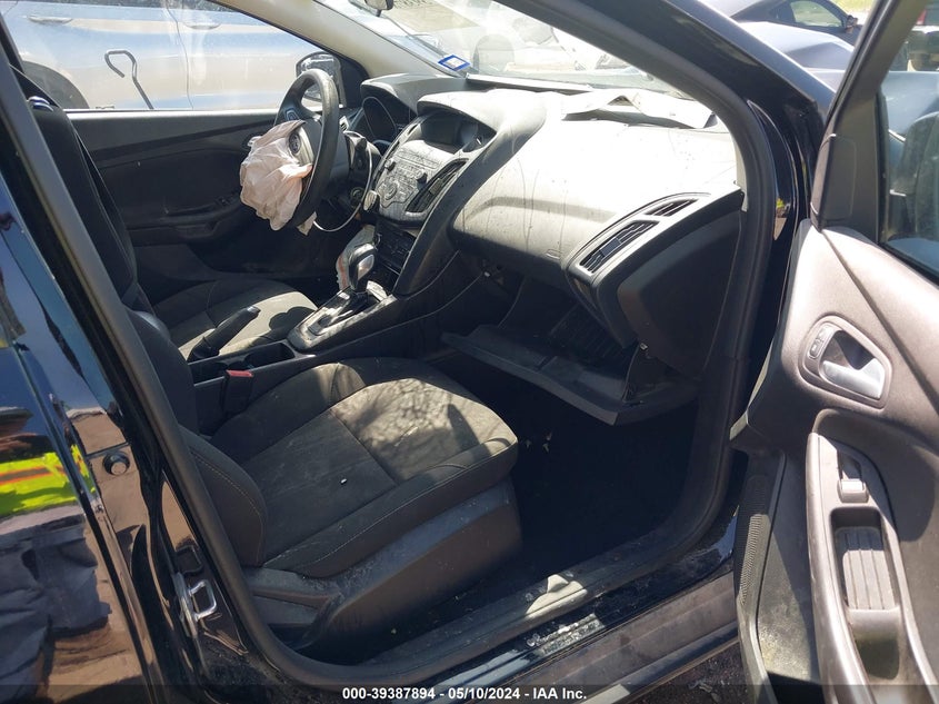 VIN 1FADP3F25JL321819 2018 FORD FOCUS SE