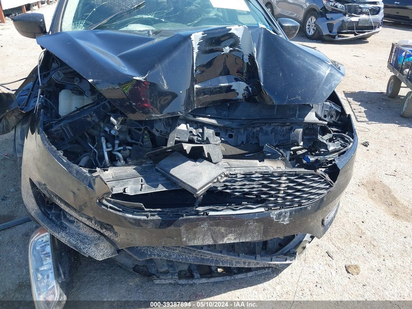 VIN 1FADP3F25JL321819 2018 FORD FOCUS SE