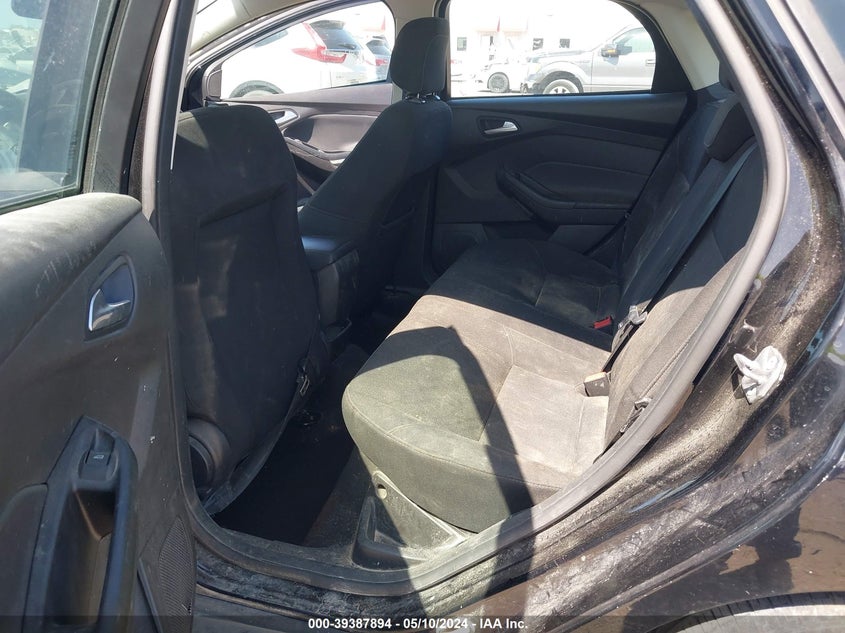 VIN 1FADP3F25JL321819 2018 FORD FOCUS SE