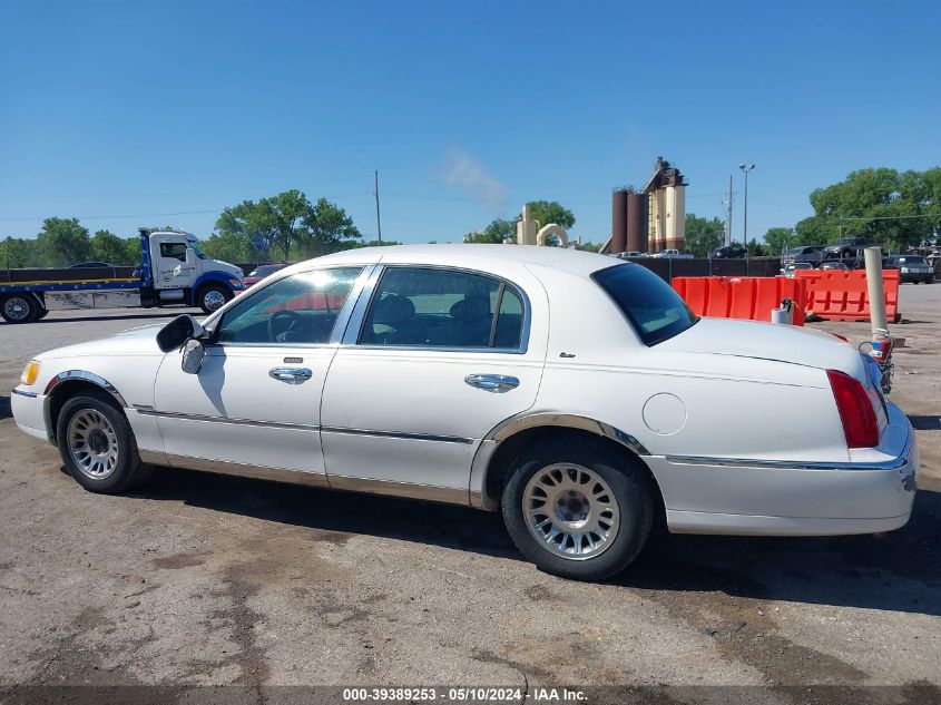 2000 Lincoln Town Car Cartier VIN: 1LNHM83W4YY824193 Lot: 39389253