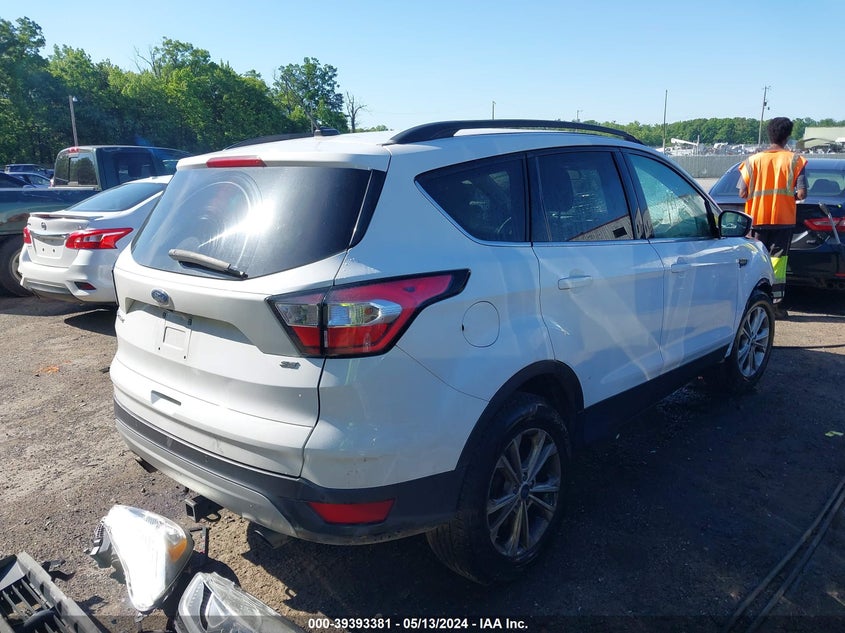 VIN 1FMCU9GD4HUD00249 2017 FORD ESCAPE SE