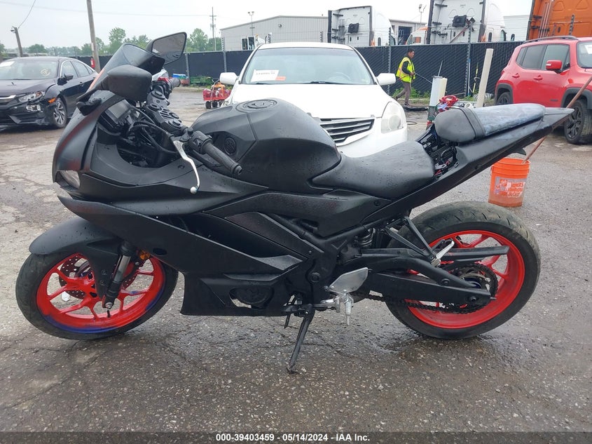 2022 YAMAHA YZFR3 A MH3RH18YXNK009110