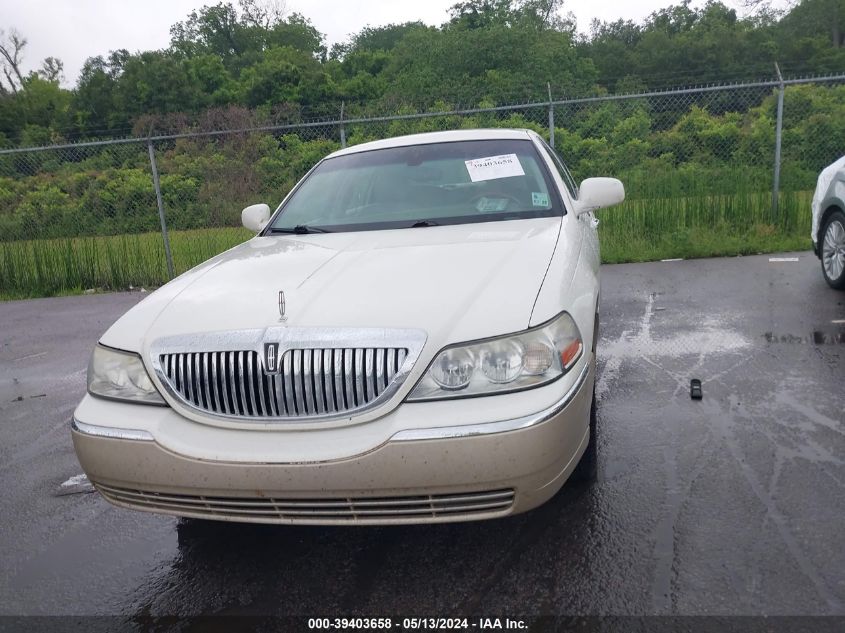 2004 Lincoln Town Car Ultimate VIN: 1LNHM83W94Y639549 Lot: 39403658