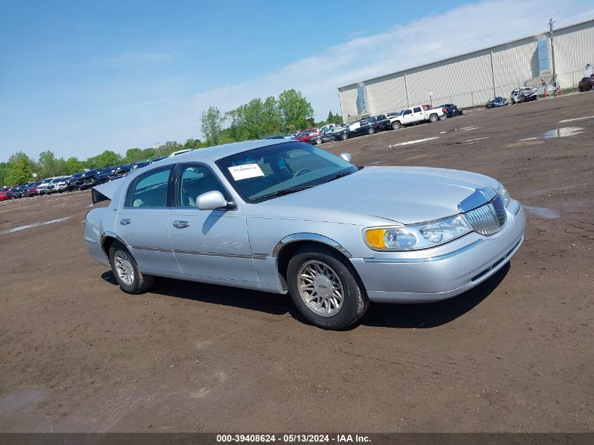 1999 Lincoln Town Car Signature VIN: 1LNHM82W5XY713992 Lot: 39408624