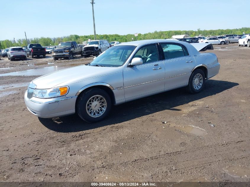 1999 Lincoln Town Car Signature VIN: 1LNHM82W5XY713992 Lot: 39408624