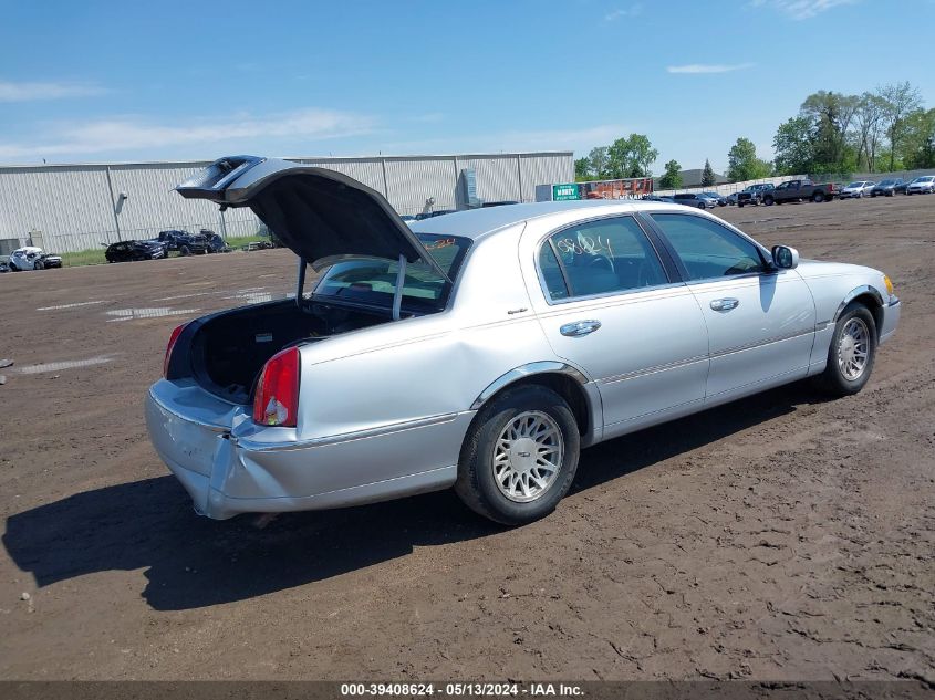 1999 Lincoln Town Car Signature VIN: 1LNHM82W5XY713992 Lot: 39408624