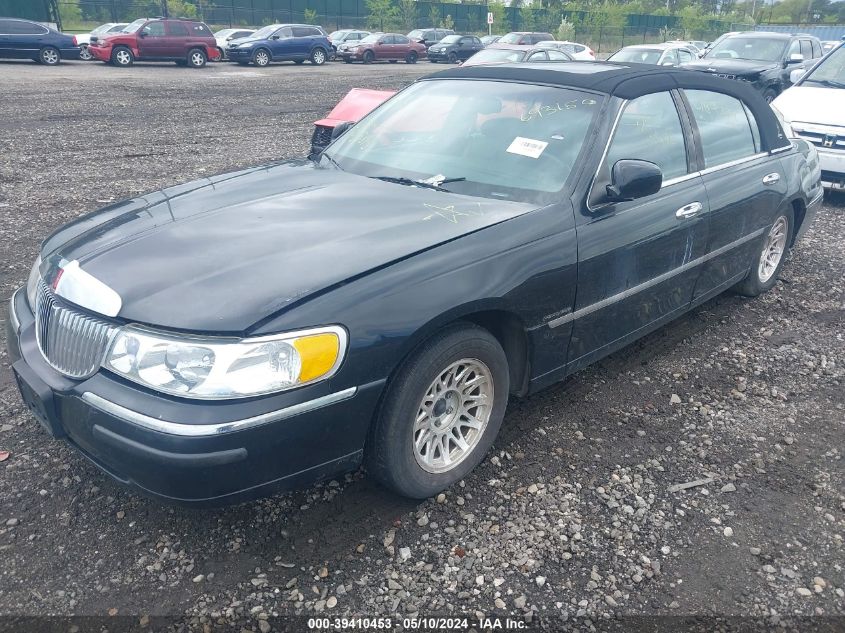 1998 Lincoln Town Car Signature VIN: 1LNFM82W1WY693150 Lot: 39410453