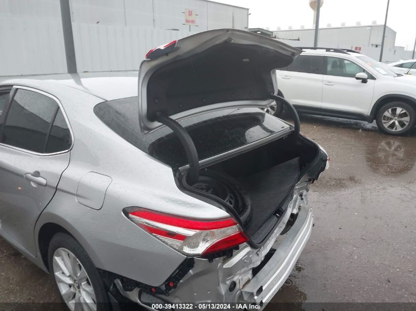 2018 Toyota Camry Le VIN: 4T1B11HK0JU080729 Lot: 39413322