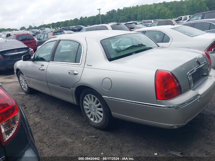 2004 Lincoln Town Car Signature VIN: 1LNHM81W94Y608000 Lot: 39420442