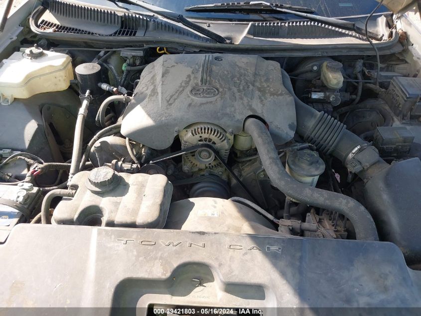 2000 Lincoln Town Car Executive VIN: 1LNHM81W7YY935212 Lot: 39421803