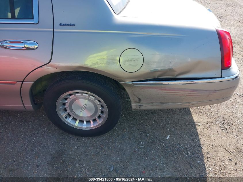 2000 Lincoln Town Car Executive VIN: 1LNHM81W7YY935212 Lot: 39421803