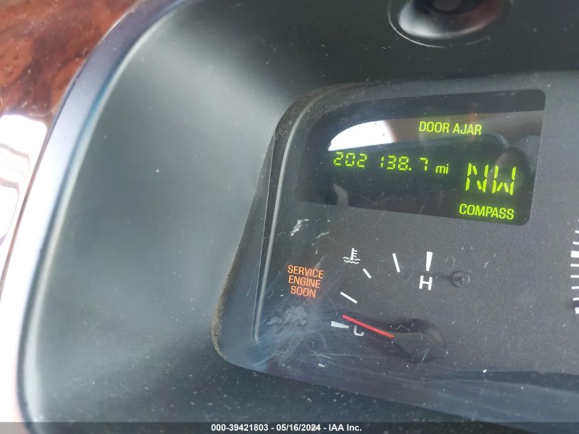 2000 Lincoln Town Car Executive VIN: 1LNHM81W7YY935212 Lot: 39421803