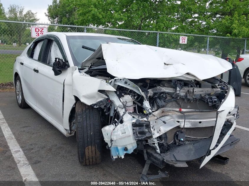 4T1B11HK2JU577832 2018 TOYOTA CAMRY - Image 1