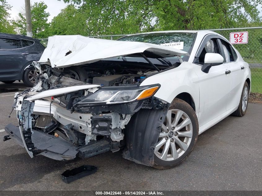 4T1B11HK2JU577832 2018 TOYOTA CAMRY - Image 2