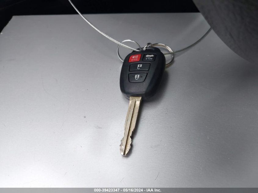 2015 Toyota Corolla Le VIN: 5YFBURHE9FP272563 Lot: 39423347