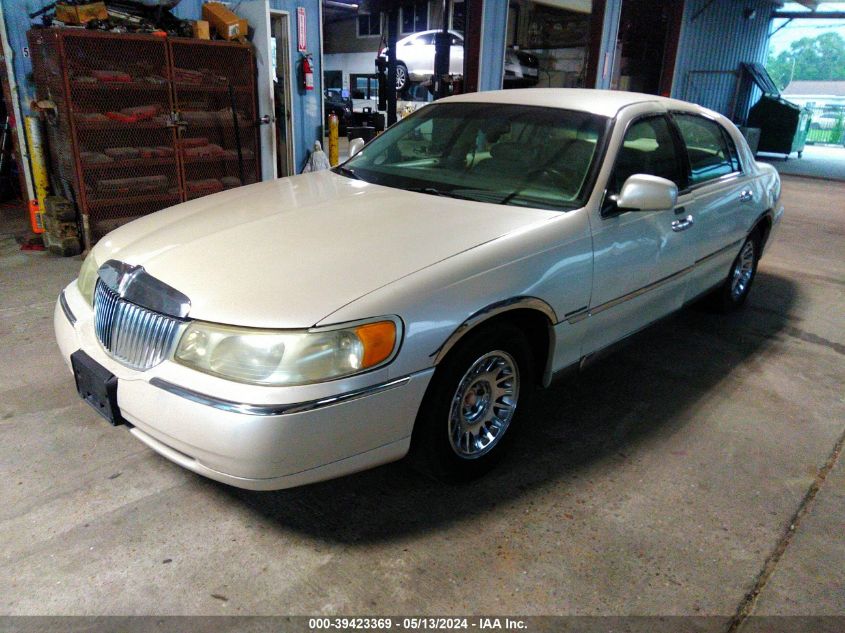 1999 Lincoln Town Car Cartier VIN: 1LNHM83WOXY687848 Lot: 39423369