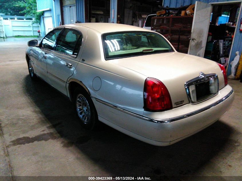 1999 Lincoln Town Car Cartier VIN: 1LNHM83WOXY687848 Lot: 39423369