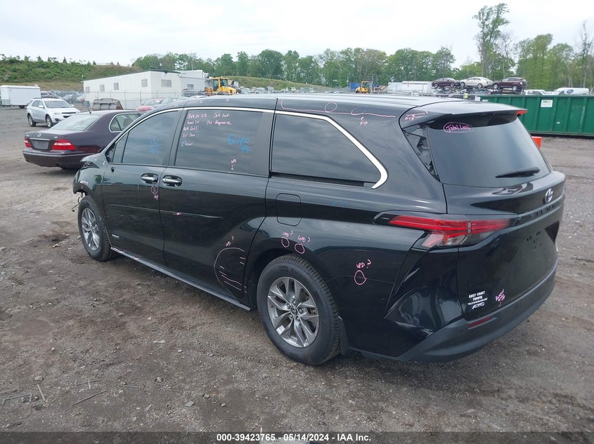VIN 5TDYSKFC3MS008266 2021 TOYOTA SIENNA XLE
