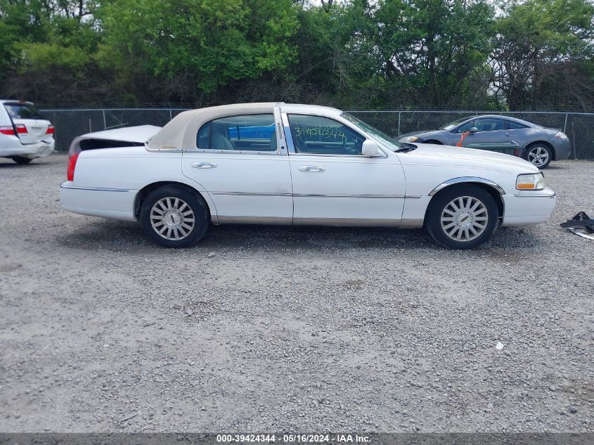 2004 Lincoln Town Car Signature VIN: 1LNHM81W84Y609820 Lot: 39424344