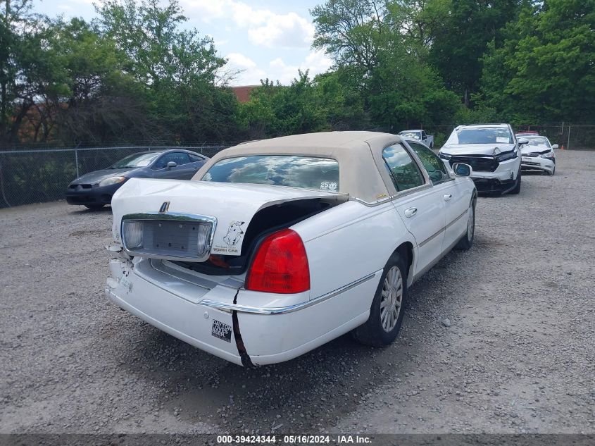 2004 Lincoln Town Car Signature VIN: 1LNHM81W84Y609820 Lot: 39424344