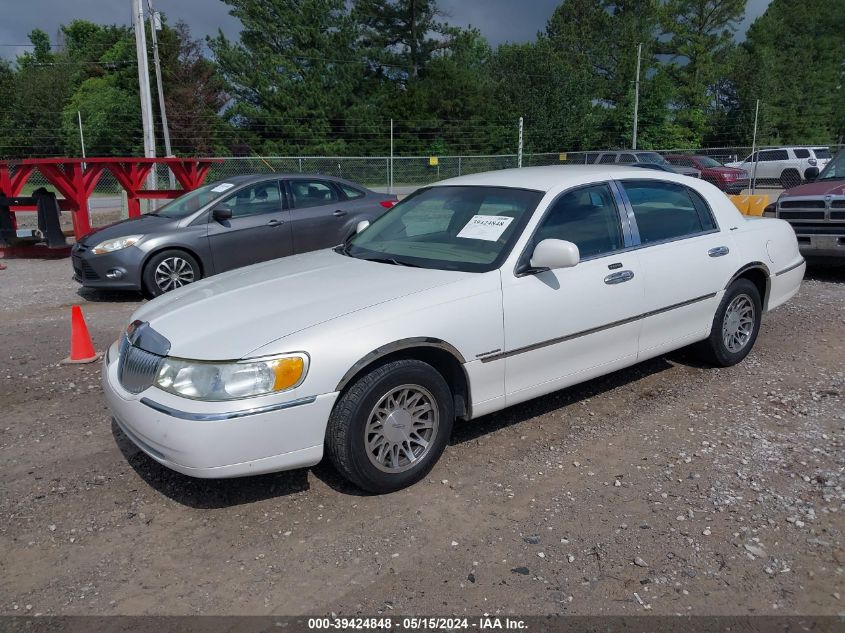 2002 Lincoln Town Car Signature VIN: 1LNHM82W62Y658851 Lot: 39424848