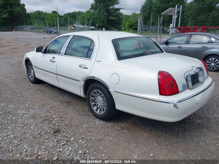 2002 Lincoln Town Car Signature VIN: 1LNHM82W62Y658851 Lot: 39424848