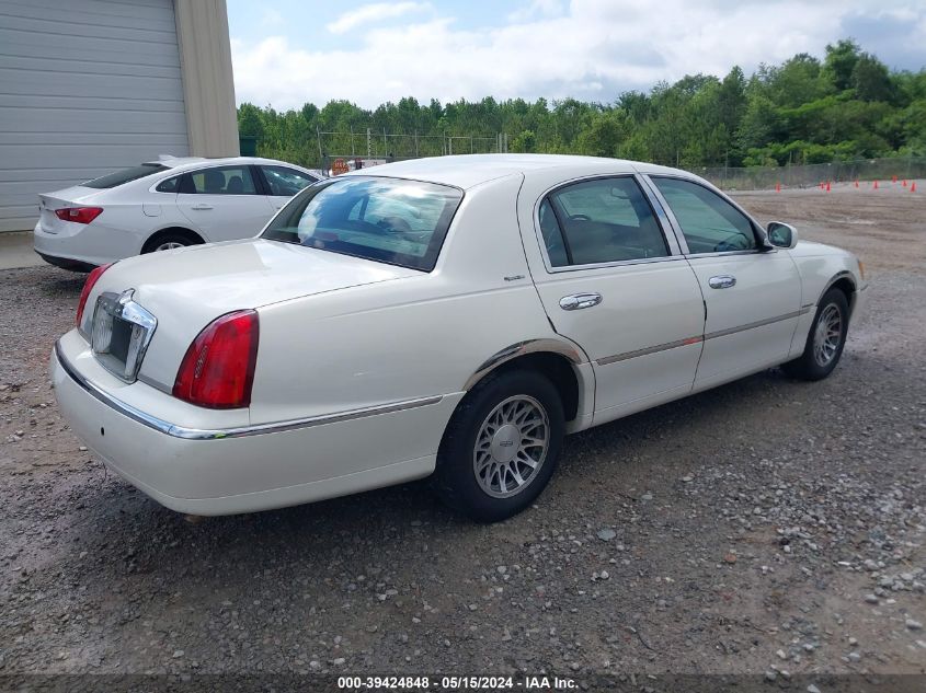 2002 Lincoln Town Car Signature VIN: 1LNHM82W62Y658851 Lot: 39424848