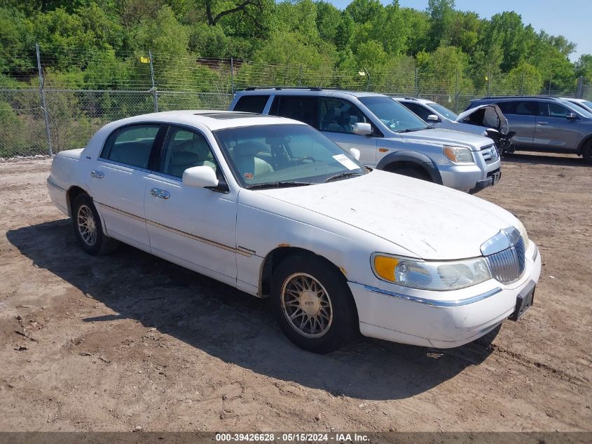 2002 Lincoln Town Car Signature VIN: 1LNHM82W12Y625921 Lot: 39426628