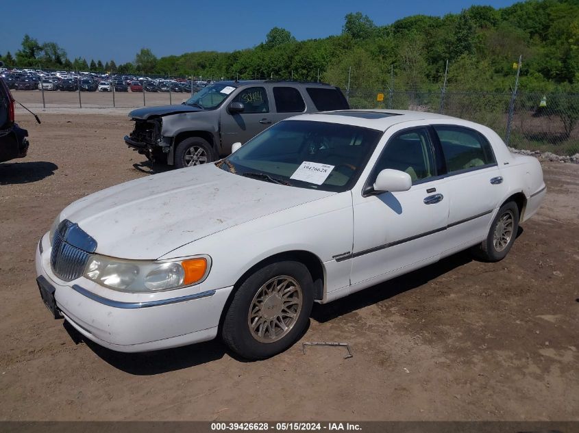 2002 Lincoln Town Car Signature VIN: 1LNHM82W12Y625921 Lot: 39426628